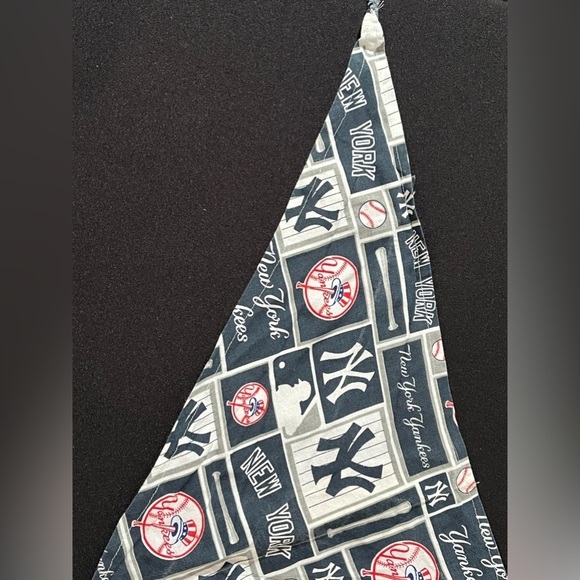 It’s a bandana! Bundle of 2 Yankees bandanas for pups in 2 sizes. EUC - Picture 7 of 9